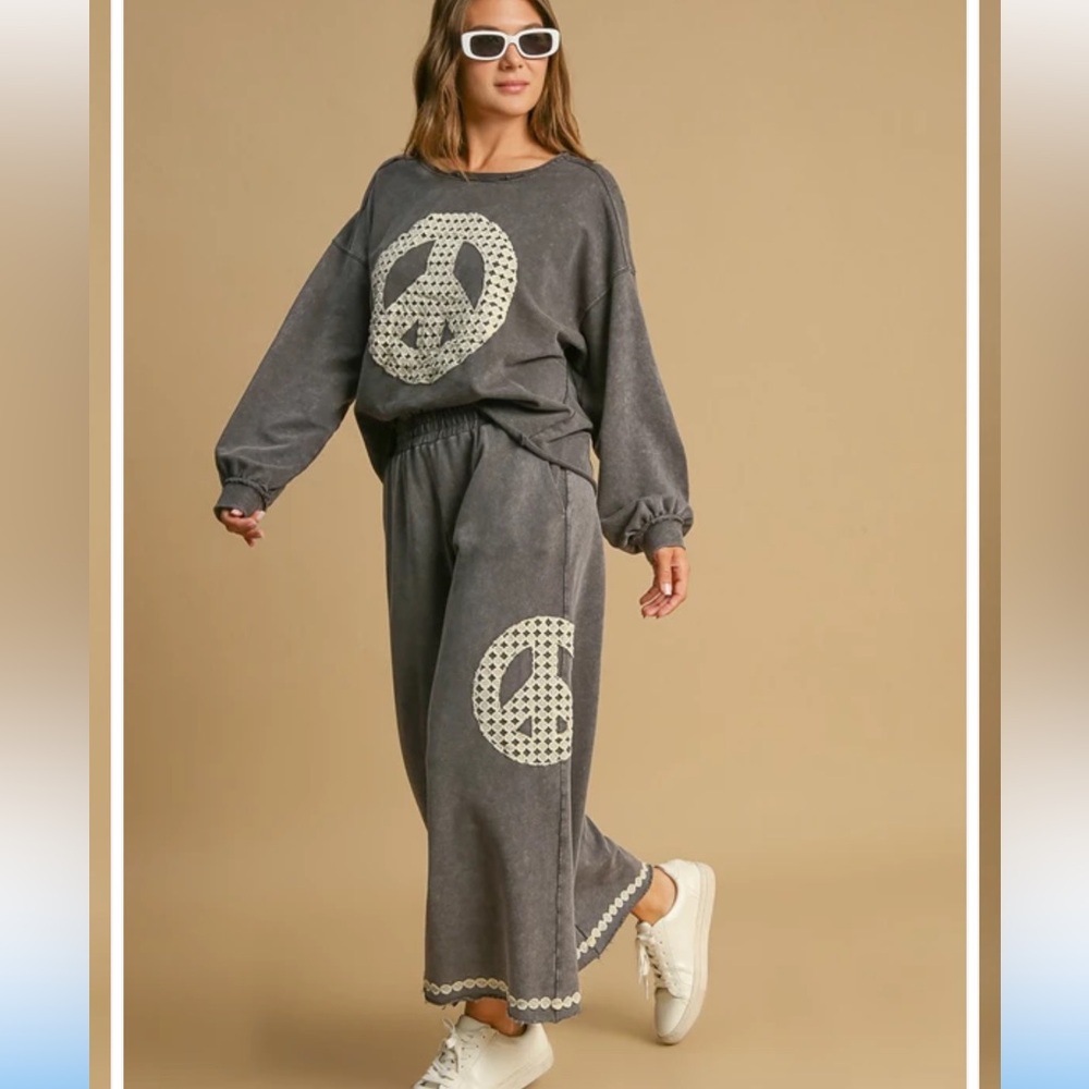 ⭐️NWT Umgee Jumpsuit with lace Peace Sign⭐️ - Picture 3 of 6